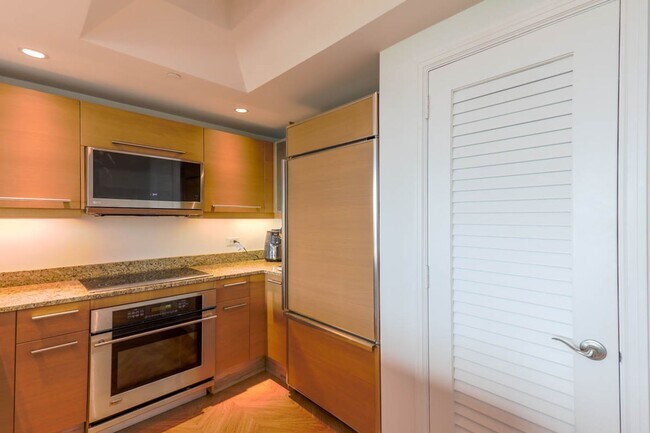 Building Photo - Turnberry Tower Beauty With Stunning Views