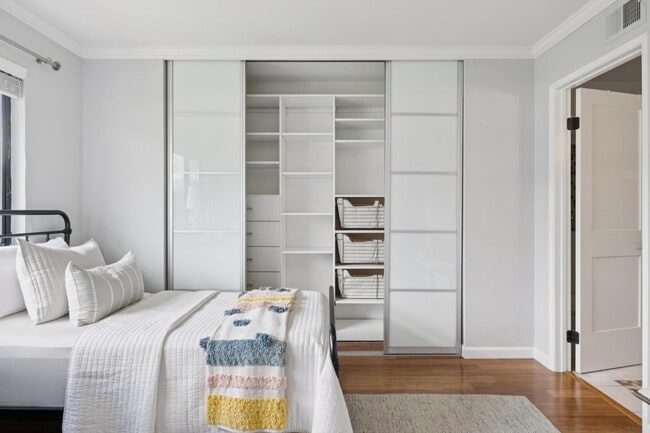 Building Photo - 646 S Ahwanee Terrace