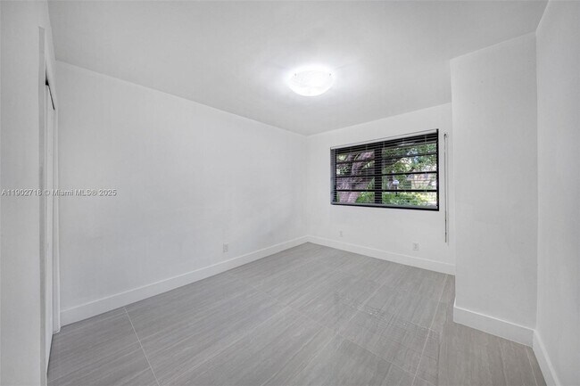 Building Photo - 1050 NE 129th St