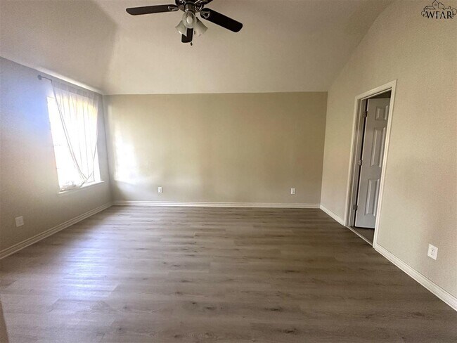 Building Photo - 604 Charlotte Ave