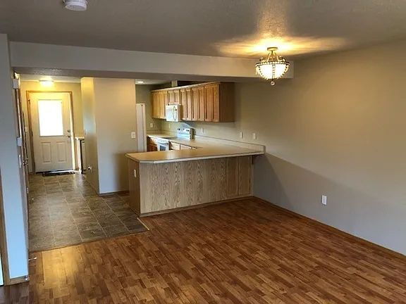 Building Photo - "Charming 3-Bedroom McMinnville Home with Cozy Fireplace and Spacious Living!"