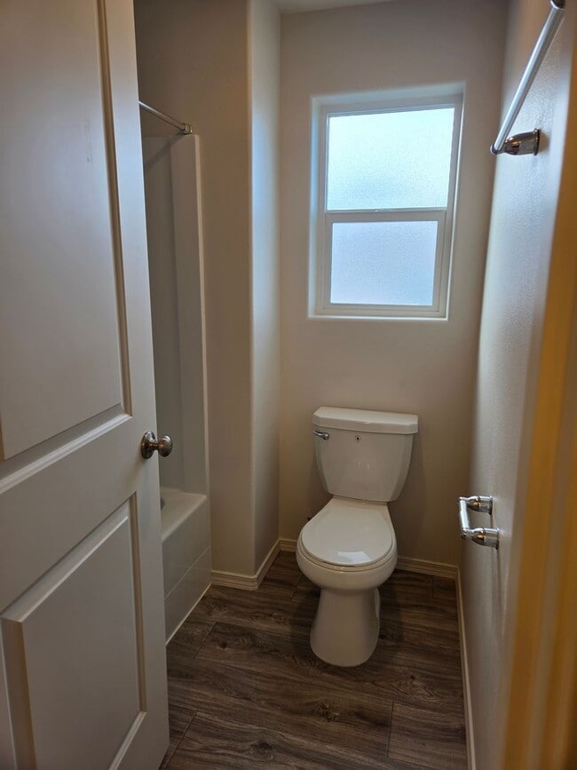 Building Photo - 2-story 3 bed 2.5 bath with garage