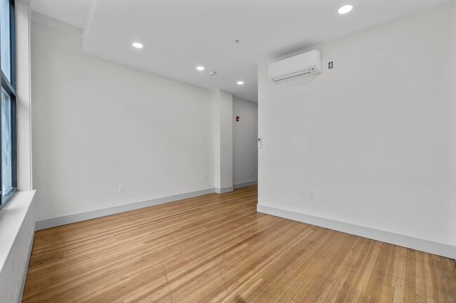 Building Photo - 111 Bank St