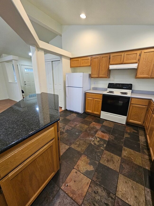 Building Photo - Lovely Central Point Home in Convenient Location