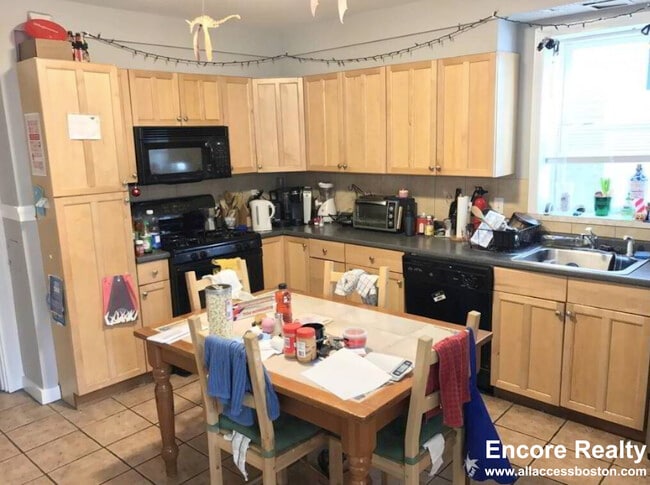 Building Photo - 10 Carmel St