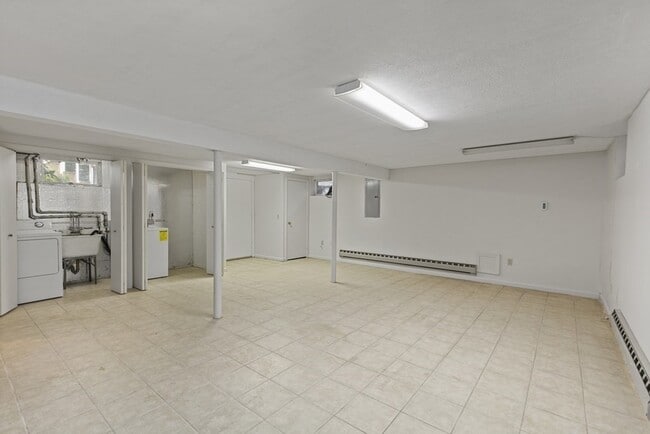 Building Photo - 159 Bedford St