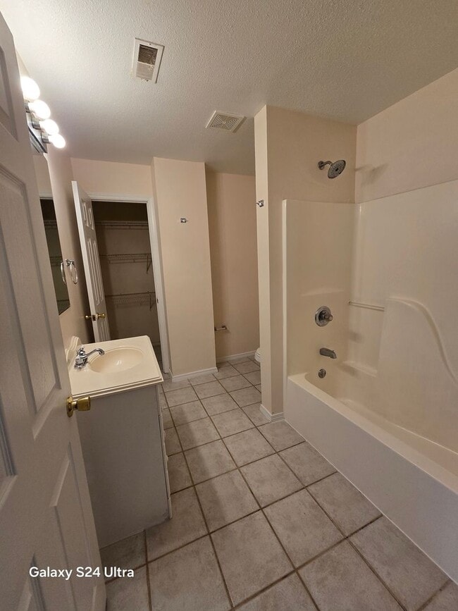 Building Photo - 2bd/1Ba Duplex.