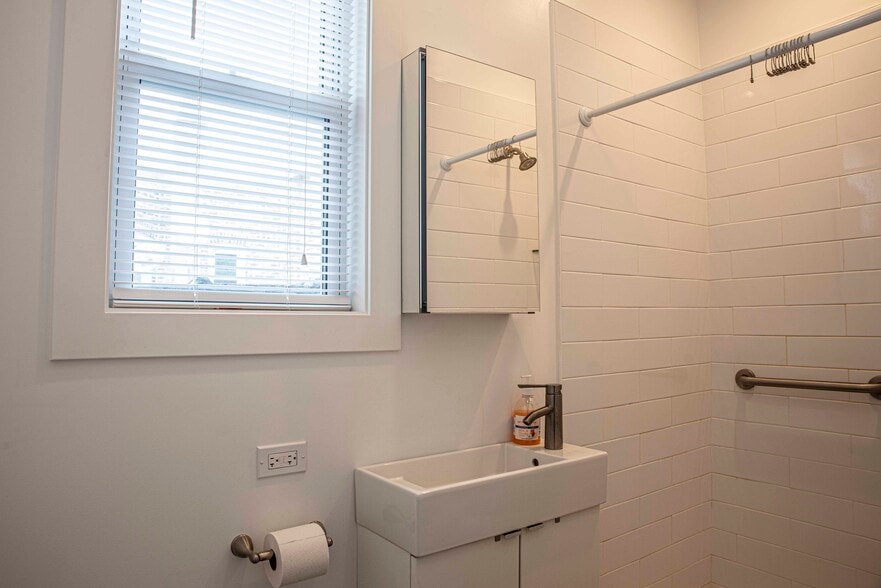 Building Photo - 3112 N California Ave