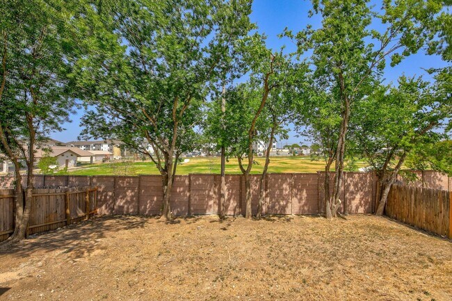 Building Photo - 14904 Antique Finish Dr