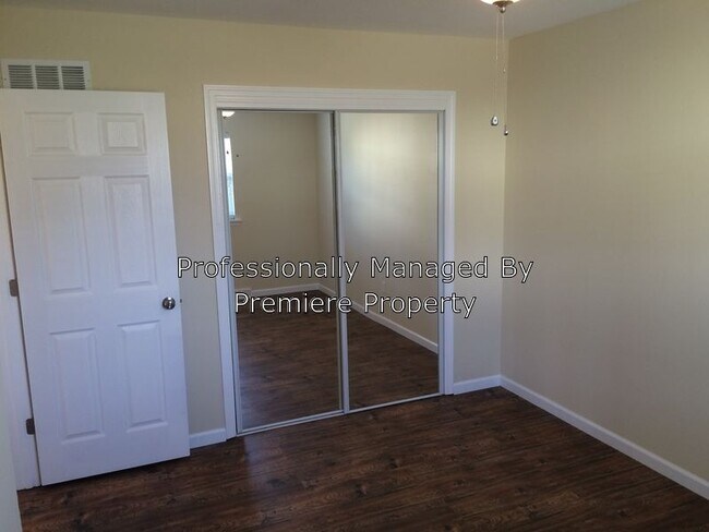 Building Photo - 1695 - 4 Bed 2 Bath Near KU MED