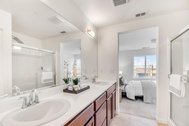 Building Photo - 4 Bed / 3.5 Bath Rancho Cordova Home – First Month $2,795 Move-In Special!