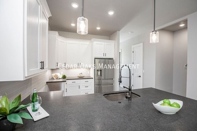 Building Photo - 118 E Mountain St