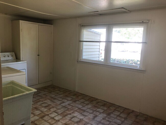 Building Photo - 2 bed/1 bath house in the Historic Washburn District