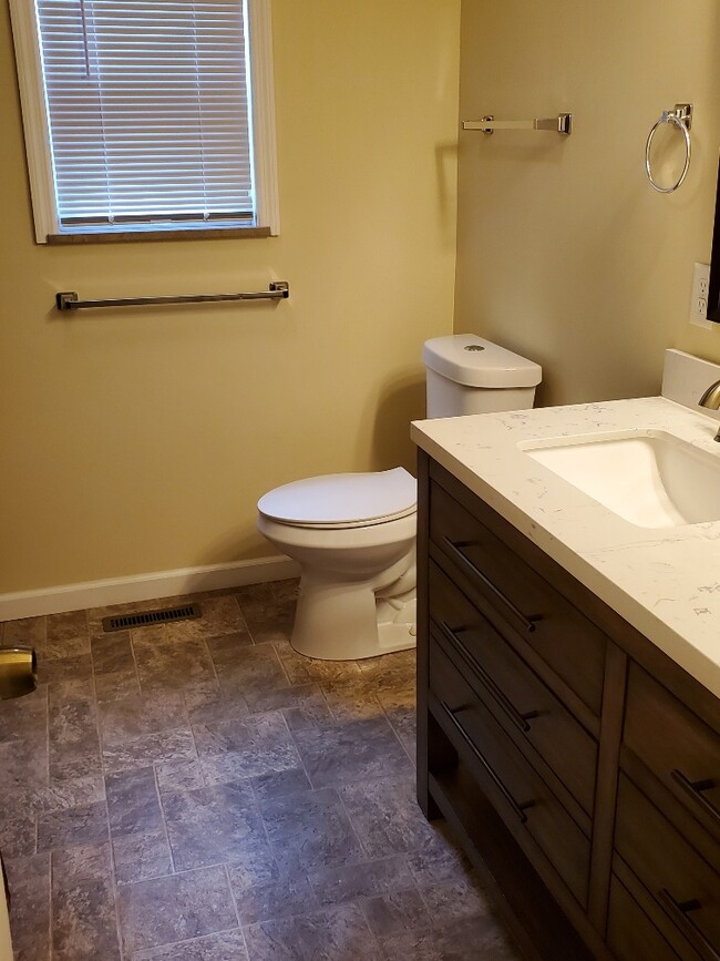 Upstairs Bathroom - 4521 Mellowood Cir