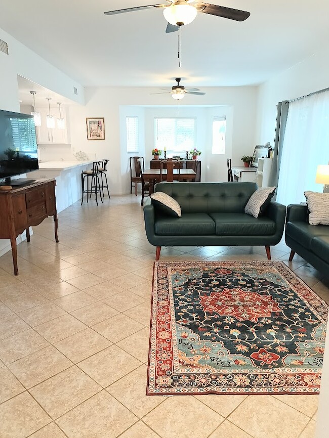 Building Photo - 1620 1/4 York Dr