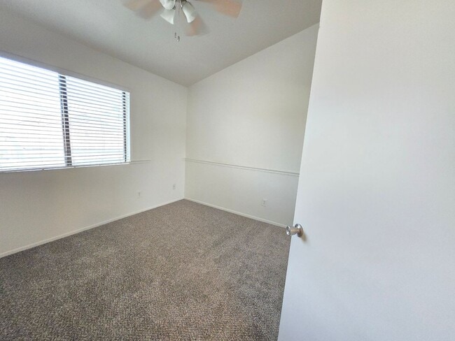 Building Photo - 3 Bedroom 2.5 Bathroom Sonoma Village Townhouse