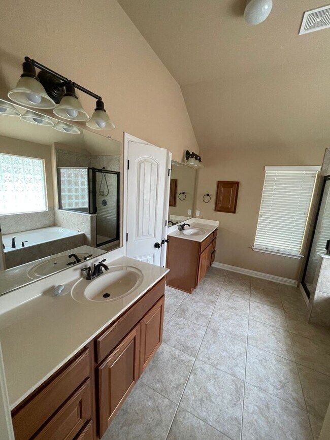 Building Photo - South Austin Dream in Sought-After Subdivi...