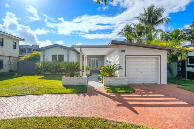 Building Photo - 950 S Shore Dr