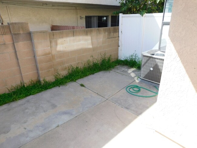 Building Photo - Lovely 2 BD 2.5 BA Two Story Townhouse