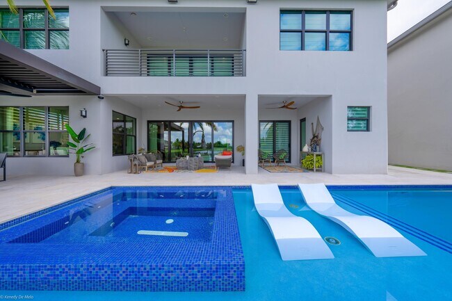 Building Photo - 17119 Aquavera Way
