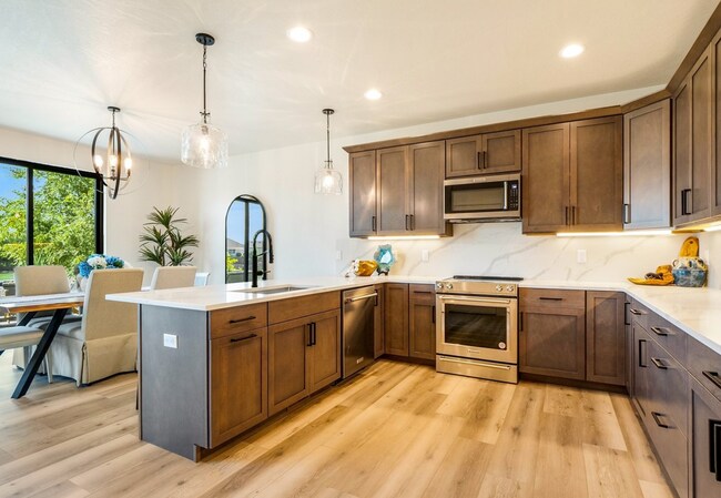 Building Photo - Stunning Large Custom Built Home On the Lake!