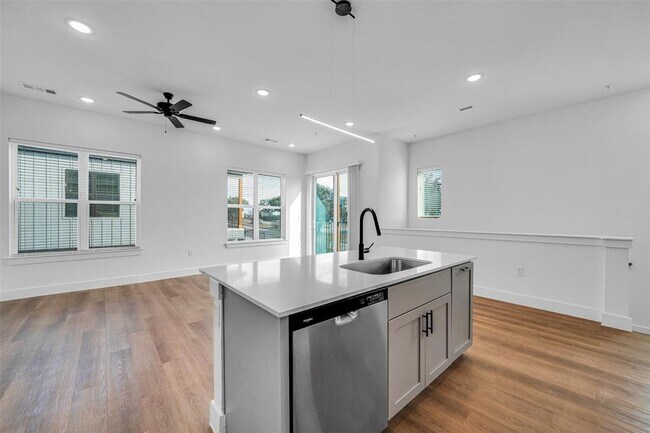 Building Photo - 1601 Mustang Dr