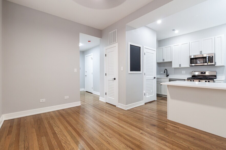 Building Photo - 3830 N Wilton Ave