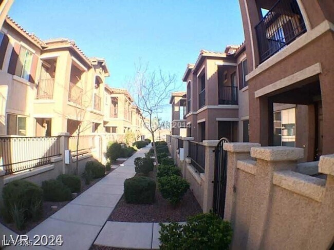 Building Photo - 1525 Spiced Wine Ave