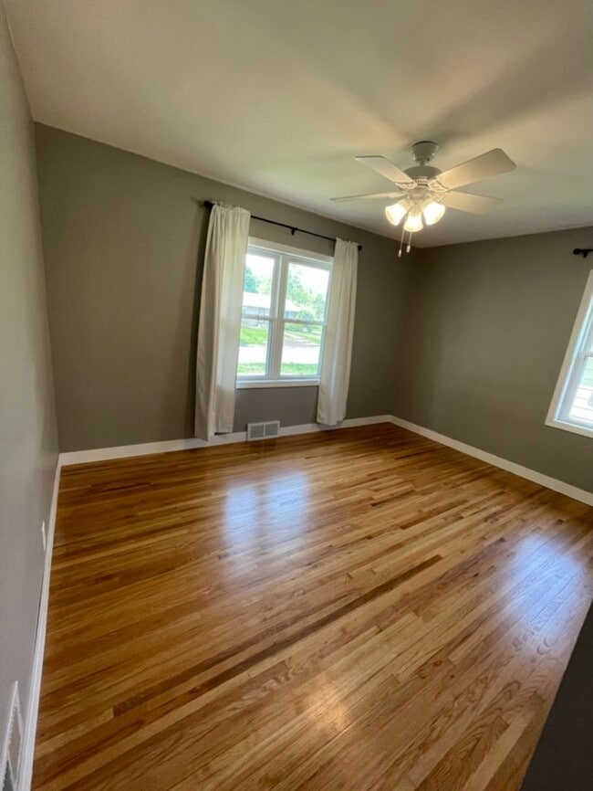 Building Photo - Updated, Modern, 4 Bed, 2 Bath, 3+Car Garage