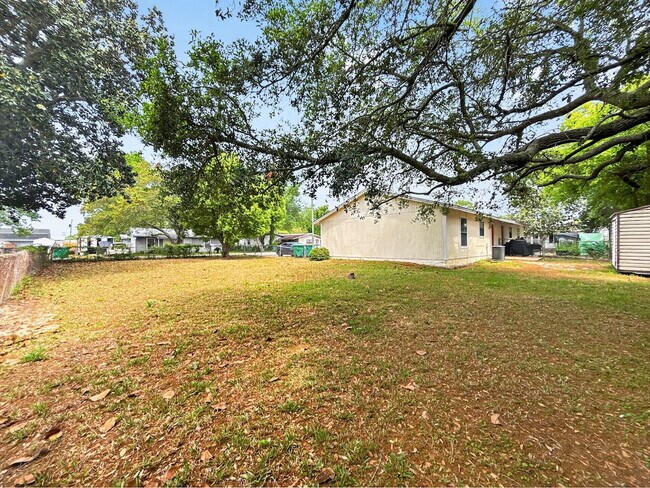 Building Photo - "Charming 2-Bedroom Retreat  in Mary Esther, FL!"