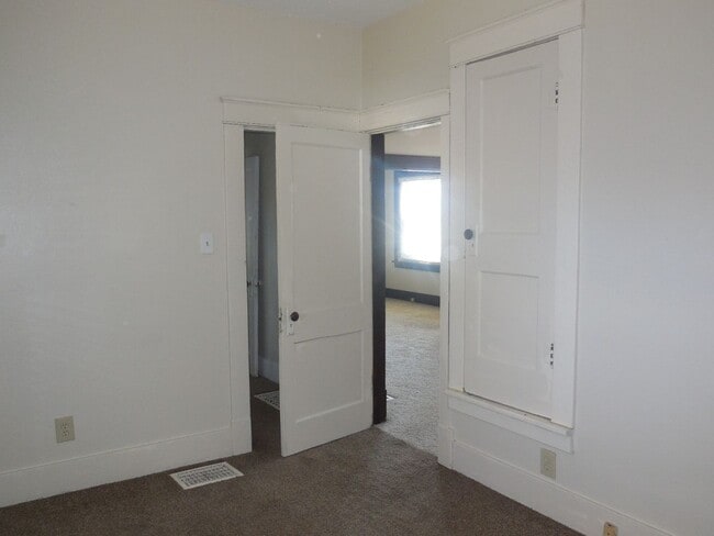 Building Photo - Two Bedroom Home w/Enclosed Sunroom and Pr...
