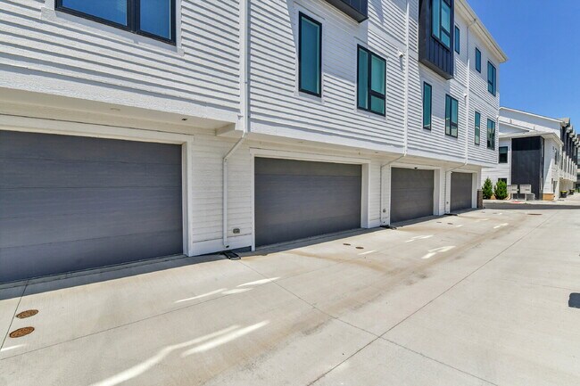 Building Photo - $3,200 - 2 Bed, 2.5 Bath Townhome in Prime...