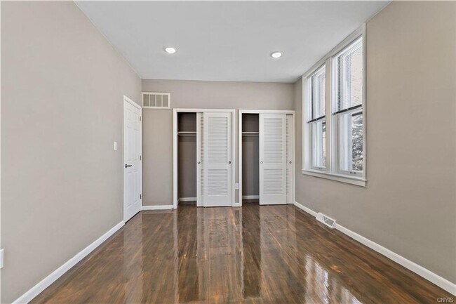 Building Photo - 2118 E Genesee St