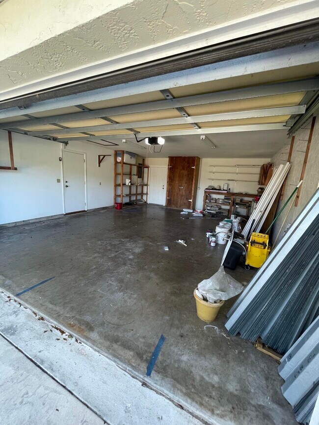 Building Photo - 2616 Newport Dr