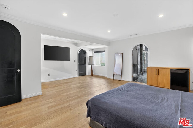 Building Photo - 10749 Weyburn Ave