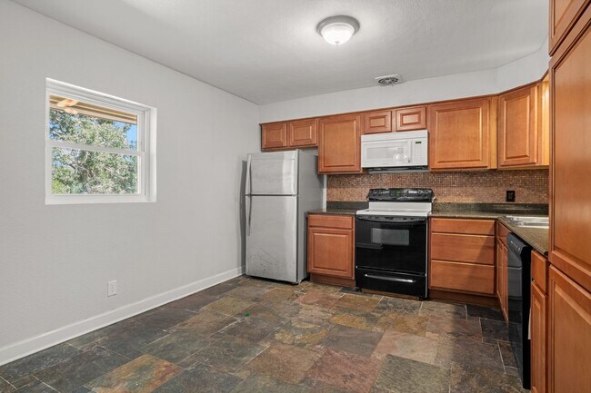 Building Photo - 207 Tonawanda Dr