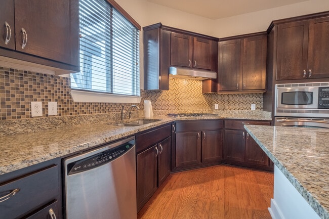 Building Photo - Beautiful 2 Bedroom, 2.5 Bath Townhome in Northwest Austin