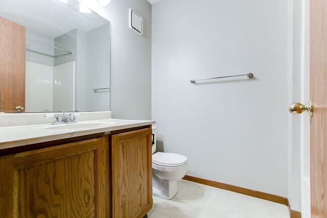 Building Photo - 2 Bed | 1.5 Bath | Townhome in Eden Prairie | 2 Garages Spaces Included