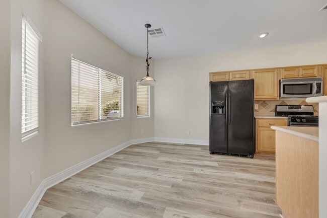 Building Photo - Gorgeous home with new flooring throughout and a Community Pool!