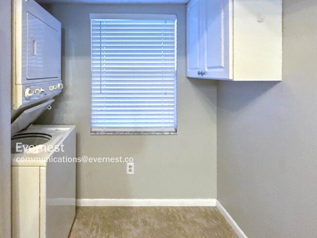 Building Photo - 4550 SE 5th Pl