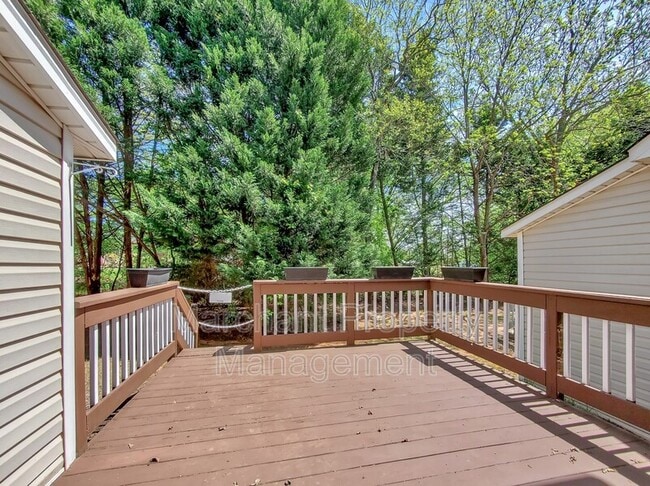 Building Photo - 215 Rexford Dr