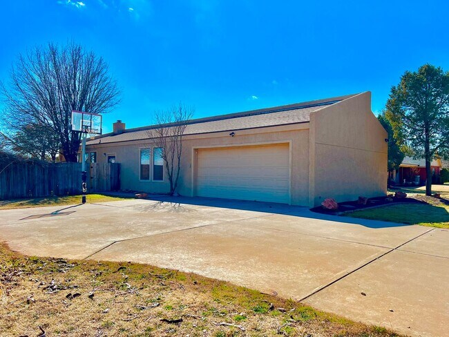 Building Photo - ** Spacious Retreat in Terra Estates II **