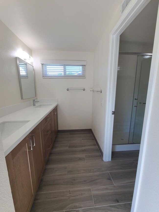 Building Photo - Spacious Two story 3 bed 2.5 baths + 2 car garage in great school district.