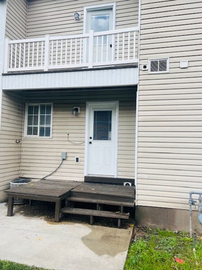 Building Photo - Beautiful town house with central air.