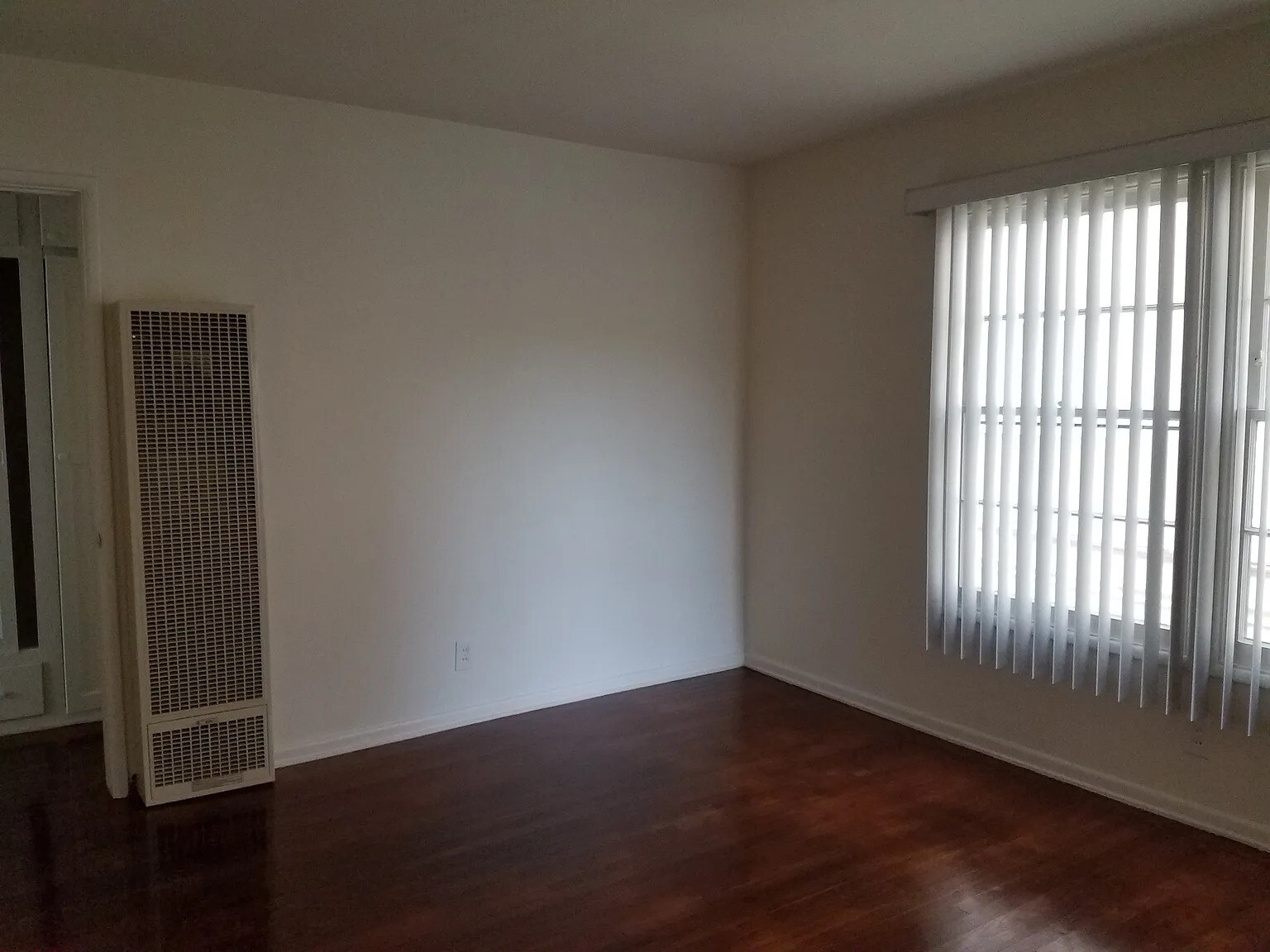 Building Photo - 4021 1/2 McLaughlin Ave