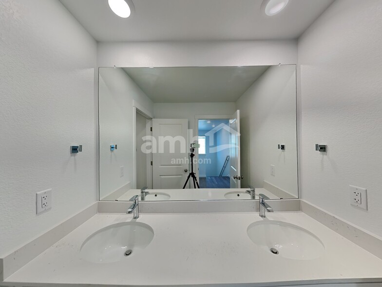 Building Photo - 9644 Harkes Dr