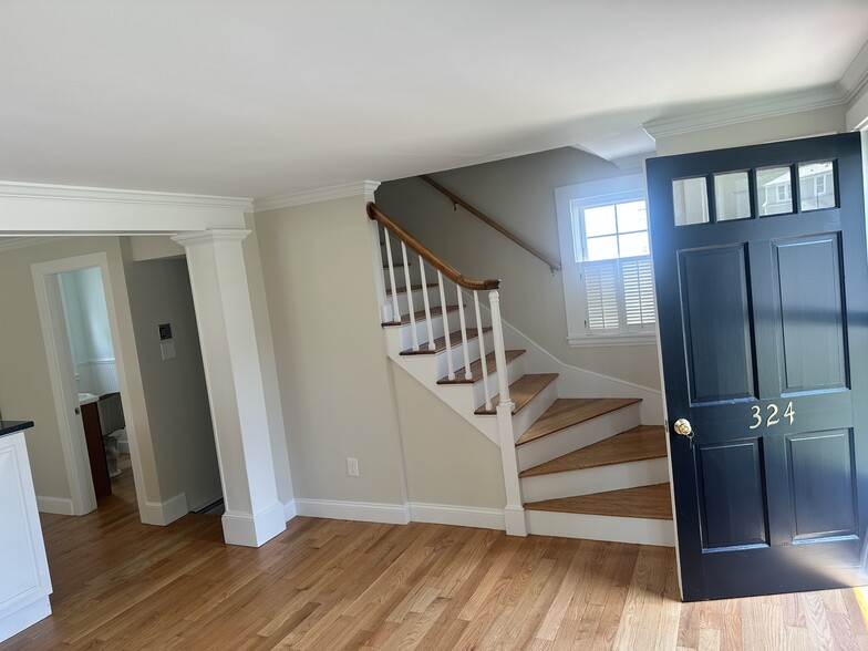 Building Photo - 324 Elm St
