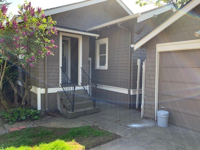 Building Photo - 2bed/1 Bath Bungalow in Rose City/Alameda