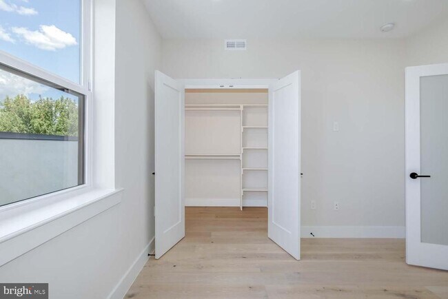 Building Photo - 722 Kenyon St NW