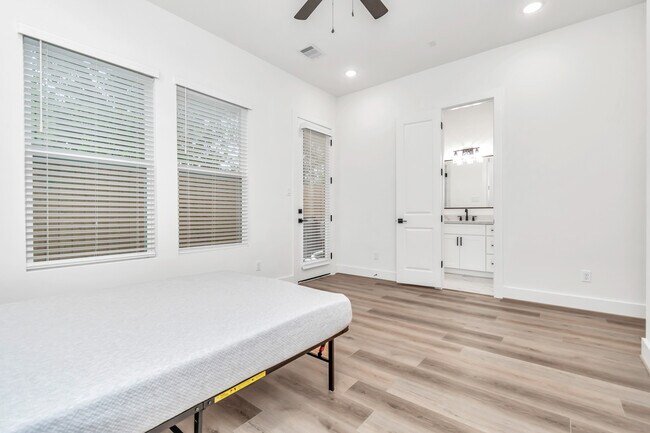 Building Photo - 3613 Rosalie St